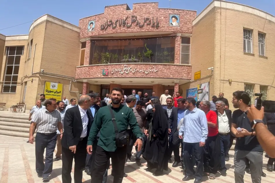 تقدیر وزیر راه از کامیون داران/تداوم نشست با رانندگان تا حل نهایی مشکلات
