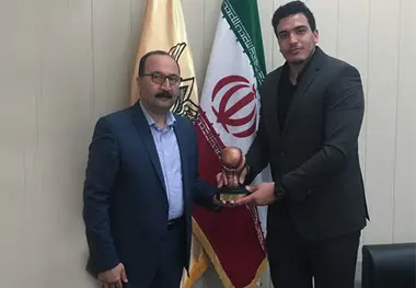 قهرمان بوکس کاپ خود را به راه‌آهن اهدا کرد