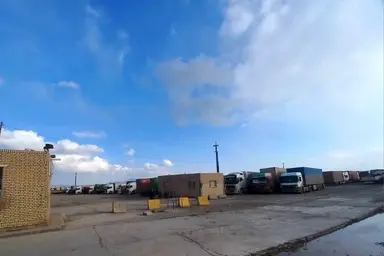 بی‌ نظمی در پارکینگ مرز مرز ماهیرود؛ اعتراض رانندگان کامیون به پرداخت نشدن حق خواب و رانت در تخلیه بار