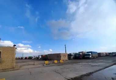 بی‌ نظمی در پارکینگ مرز ماهیرود؛ اعتراض رانندگان کامیون به پرداخت نشدن حق خواب و رانت در تخلیه بار