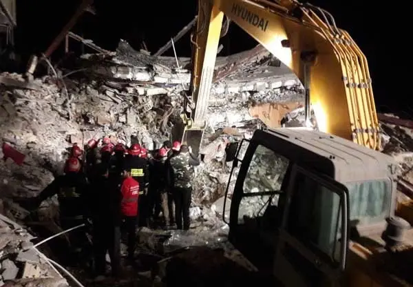 تلاش‌های شبانه‌روزی آتش‌نشانان کرمانشاهی در امدادبه زلزله‌زدگان