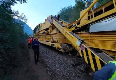 عملیات بهسازی خطوط ریلی در منطقه سوادکوه آغاز شد+فیلم