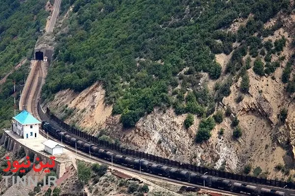 علی زندوکیلی روی خطوط راه‌ آهن برای وطن خواند