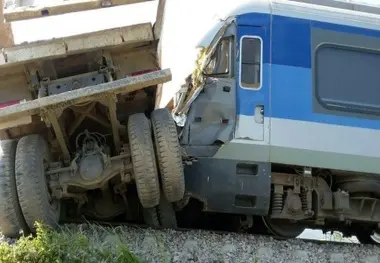 3۰ نفر زخمی در برخورد ریل باس مسافری با کامیون