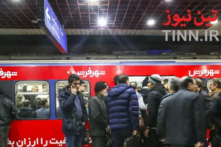 مترو تهران در یک روز برفی