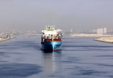 Suez Canal breaks new record with ۷۰ ships