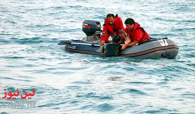 نجات سرنشینان قایق موتوری سانحه دیده در دهانه تنگه هرمز