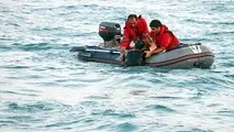 نجات سرنشینان قایق موتوری سانحه دیده در دهانه تنگه هرمز