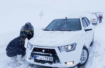 در برف ماندگان در جاده های گلستان
