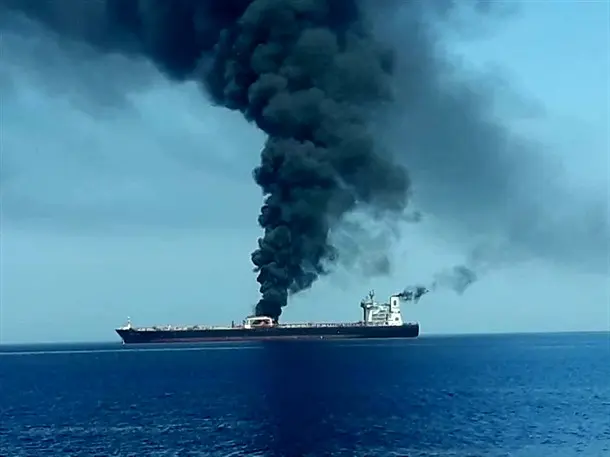 انفجار نفتکش‌ها در دریای عمان/ ۴۴ ملوان در جاسک هستند