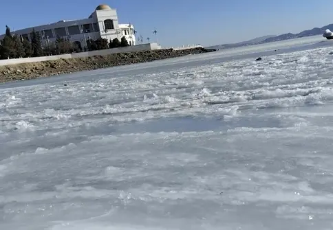 فیلم| دریای خزر از سمت روسیه به دلیل شدت هوای سرد غیرعادی امسال تا حدی یخ زد