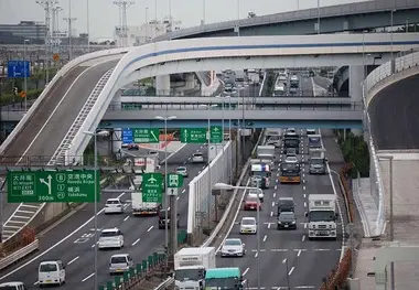 سرعت غیر مجاز در یکی از بزرگراه‌ های ژاپن و برخورد متفاوت پلیس