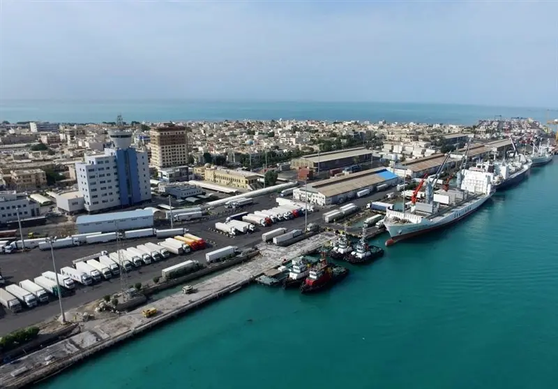 پهلوگیری کشتی مسافری - باری قطر در بندر بوشهر