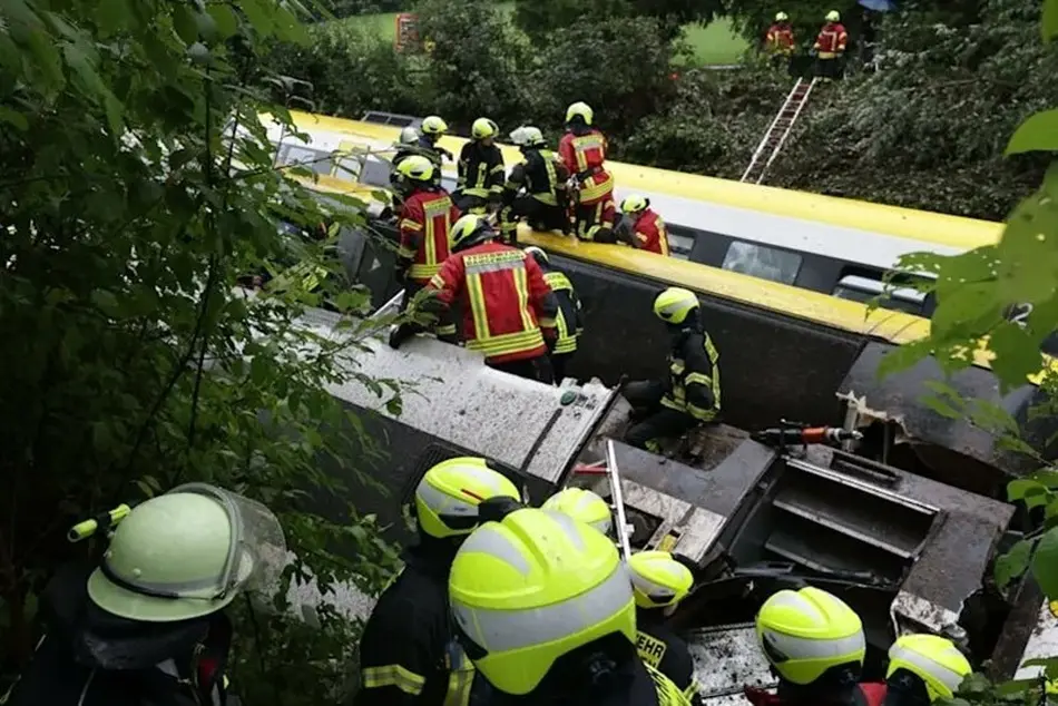 ۳ کشته و ۳۴ زخمی در حادثه خروج قطار از ریل در آلمان