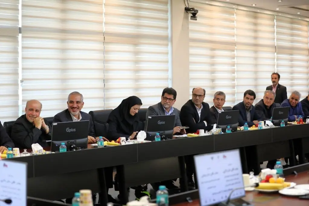 بازدید مدیرعامل راه‌آهن از کارخانه شرکت مهندسی و ساخت لکوموتیو مپنا (6)