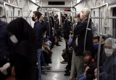 اشغال خودخواهانه فضای عمومی در مترو توسط برخی مسافران