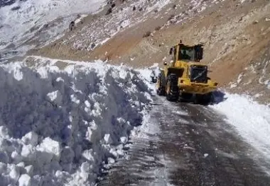 راه ارتباطی ۵۰ روستای الیگودرز براثر ریزش کوه مسدود شد