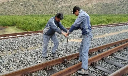انتقاد کارگران پیمانکاری ابنیه فنی راه‌آهن اراک به حداقل حقوق دریافتی 