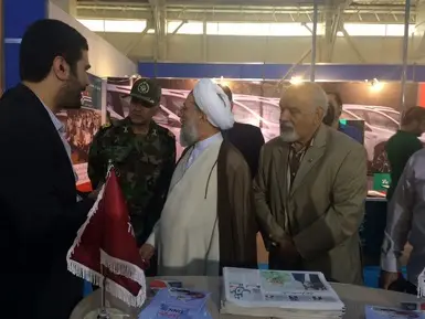 بازدید حجت الاسلام حسنی ،نماینده ولی فقیه در ارتش جمهوری اسلامی ایران از غرفه‌ی تین‌نیوز