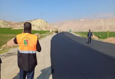عملیات روکش آسفالت جاده ایلام مهران در حال اجراست