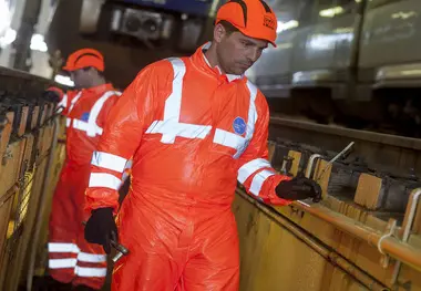 DuPont develops disposable coveralls for SNCF