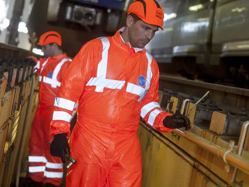 DuPont develops disposable coveralls for SNCF
