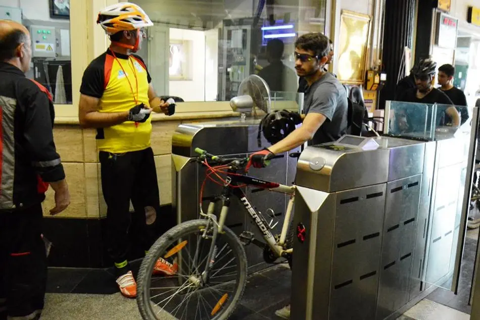 محدودیت‌های استفاده از دوچرخه‌ در مترو؛ امکانات فراهم نیست