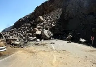 مسدود شدن جاده پلدختر - اندیمشک بر اثر ریزش کوه
