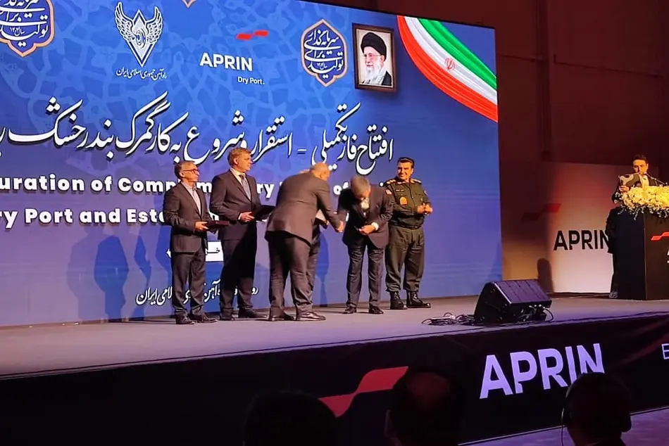 رفع گلوگاه های حمل و نقل و لجستیک با تکمیل فاز یک و استقرار گمرک در بندر خشک آپرین