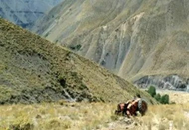 سقوط تراکتور به دره در جاده روستایی پلدختر