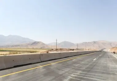 جاده کرمانشاه به پاوه غرب کشور را به مرز نوسود متصل می کند