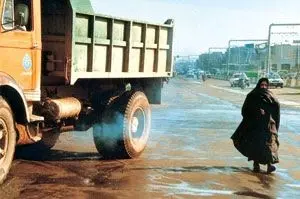 پای لنگ برخورد با کامیون‌های دودزا در روزهای آلوده 