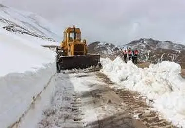 فعالیت بیش از ۴۰دستگاه گریدر، ۴ دستگاه برف خور و ۸ دستگاه بلدوزر برای پاکسازی شانه راه های همدان