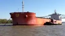 Bulk carrier allides with dock on Mississippi