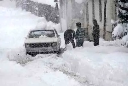 برف سنگین راه ارتباطی بیش از 150 روستای شهرستان مشگین شهر را مسدود کرد
