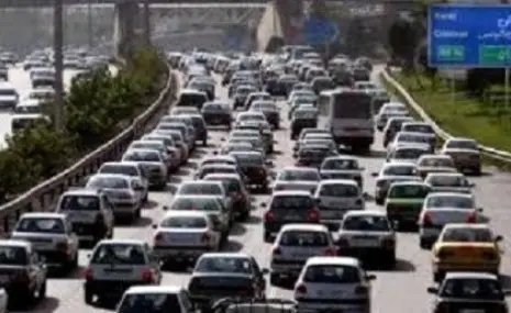 ترافیک سنگین در آزادراه تهران - قم/ محورهای ۶ استان بارانی است