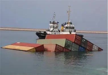 شناور تانزانیایی در بندر خدماتی پارس واژگون شد+ عکس