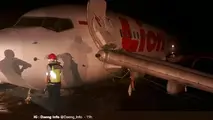 Lion Air 737-800 veers off runway after landing in rain