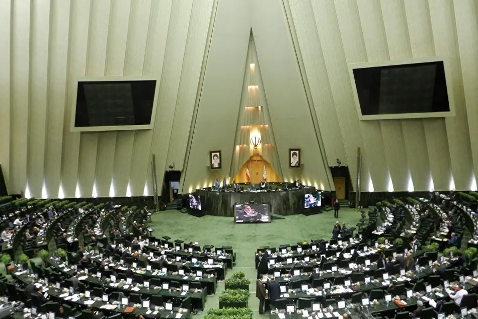 انتقاد یک نماینده از عدم ارائه لایحه وظایف وزارتخانه‌های ادغام شد