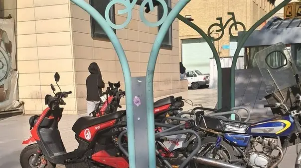  پارکینگ دوچرخه های همگانی یا توقفگاه موتورسیکلت ها؟/ چالش حمل و نقل پاک در شهر تهران