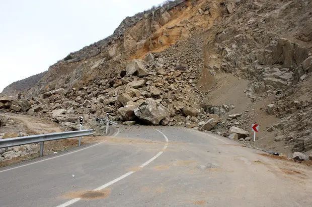 ریزش کوه 10 بار جاده‌های کردستان را مسدود کرد