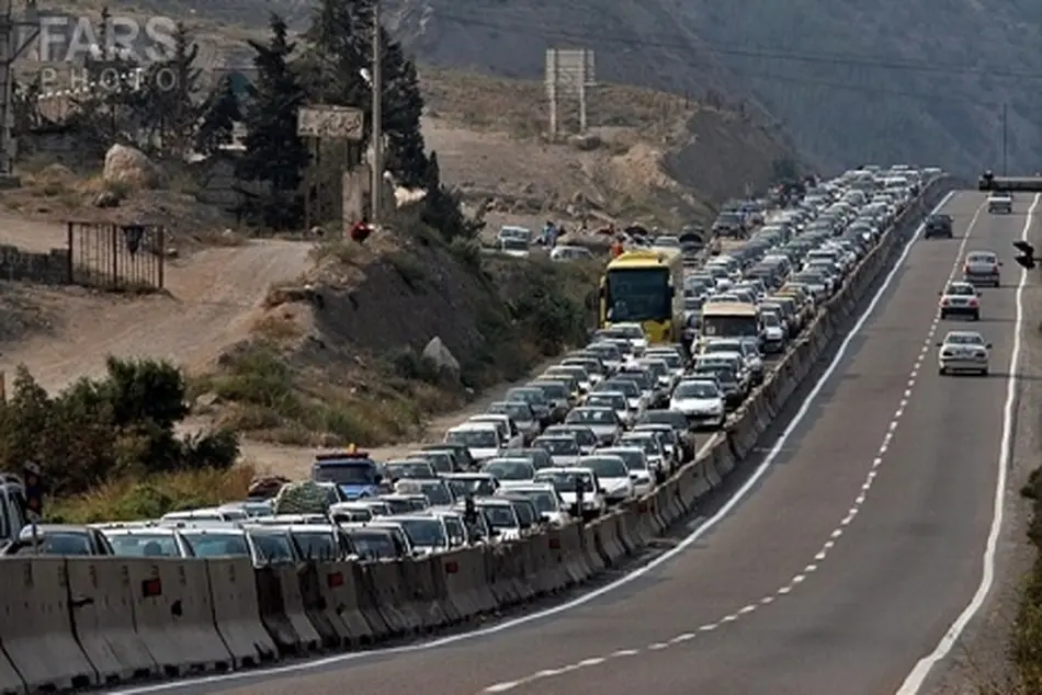 ترافیک سنگین در آزادراه قزوین_کرج_تهران/بارش برف و باران در محورهای مواصلاتی ۸ استان کشور 