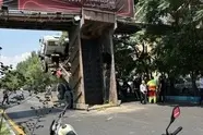 فیلم | برخورد کمپرسی به پل عابر پیاده در تبریز