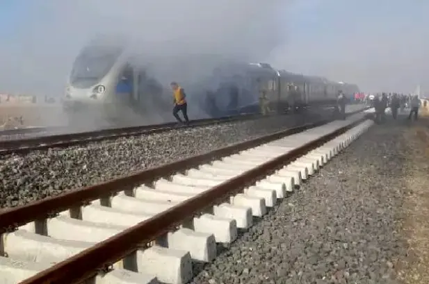 آتش سوزی در قطار و حومه ای و تذکر شرکت راه آهن به رجا+ فیلم