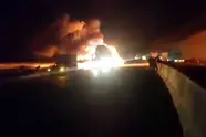 فیلم | آتش سوزی تریلی حمل خودرو در جاده بندرلنگه هرمزگان