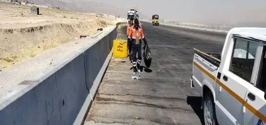 پاکسازی روزانه ۱۲۰۰ کیلوگرم زباله در آزادراه اصفهان شیراز