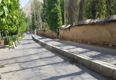 لبه‌های دیوارهای خیابان شهید احمدپور درکه؛ تهدیدی برای عابران پیاده