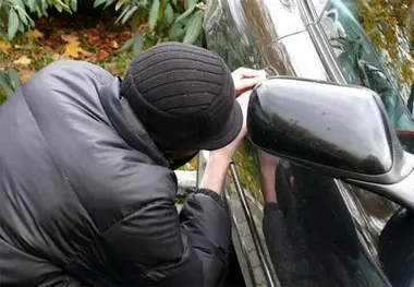فیلم | لحظه عجیب سرقت آینه بغل خودرو شاسی بلند در ۳ ثانیه!