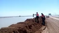 ساخت سیل‌بند خاکی برای جلوگیری از ورد آب به جاده اهواز-خرمشهر