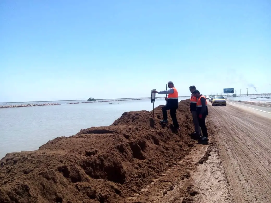 ساخت سیل‌بند خاکی برای جلوگیری از ورد آب به جاده اهواز-خرمشهر